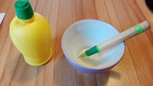 Füller mit Stift und Zitronensaft
